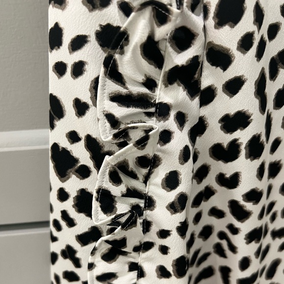 Ruffle-sleeve top in leopard satin crepe - Picture 6 of 6
